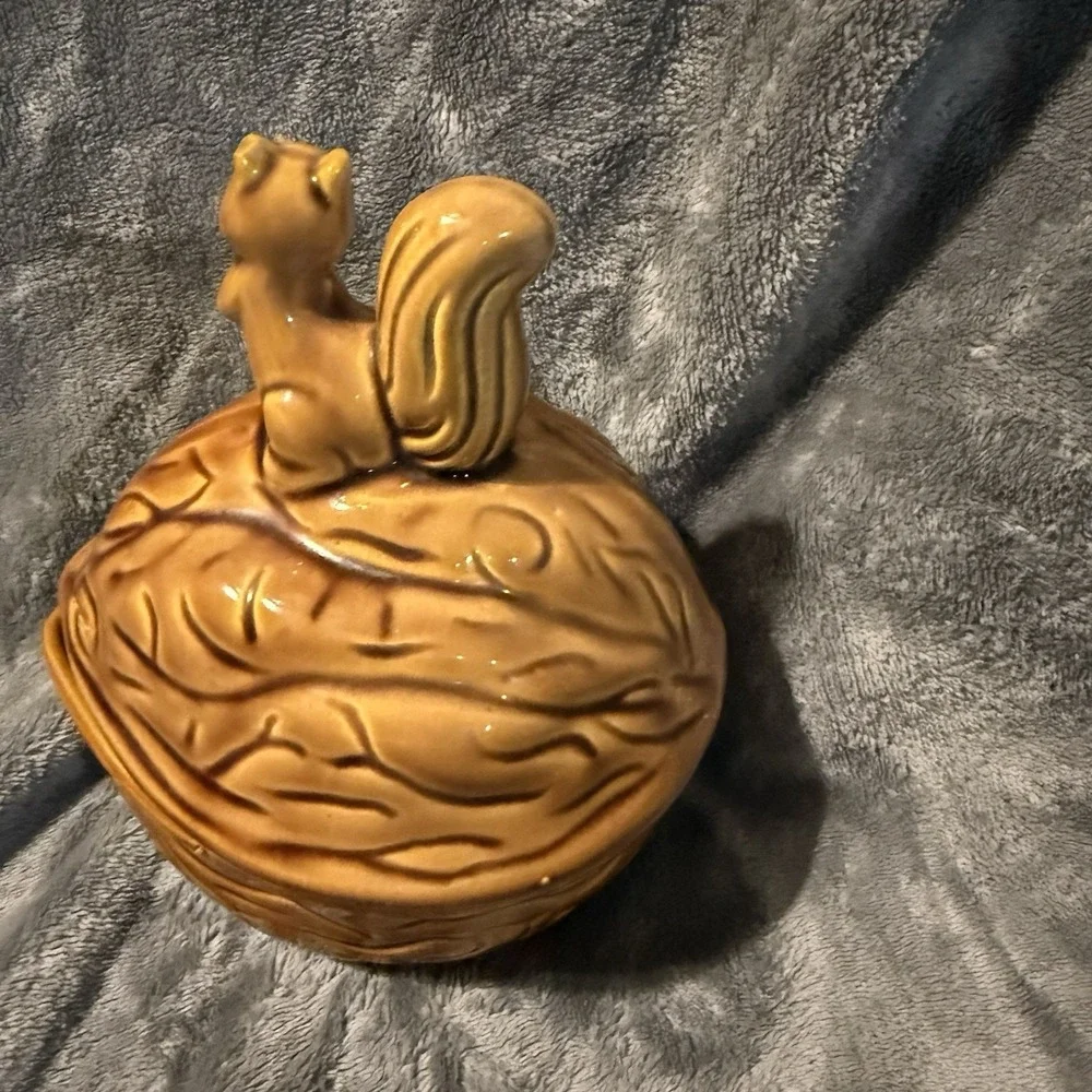 Vintage squirrel and nut covered bowl made in‎ Taiwan